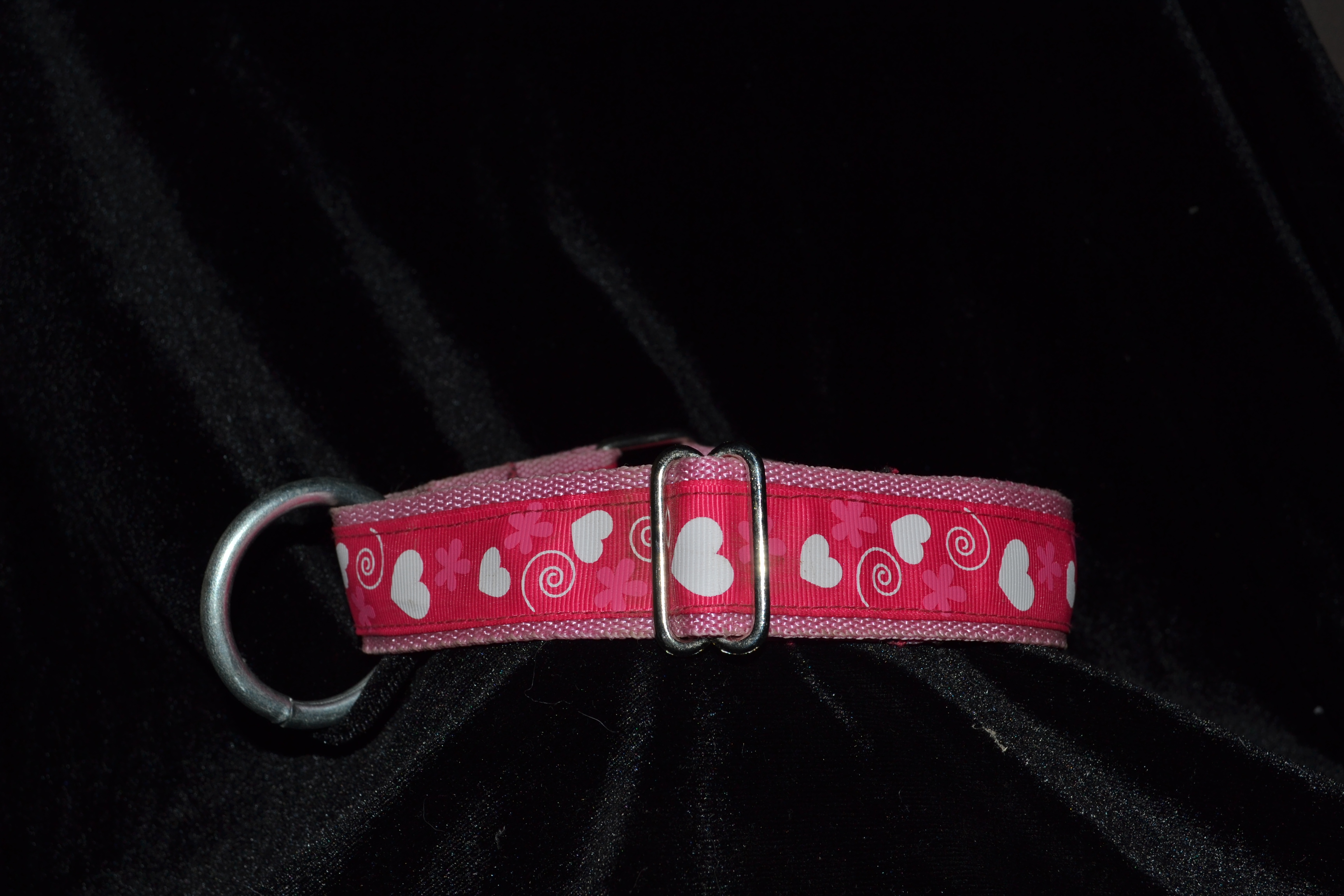 Pink collar with hearts
