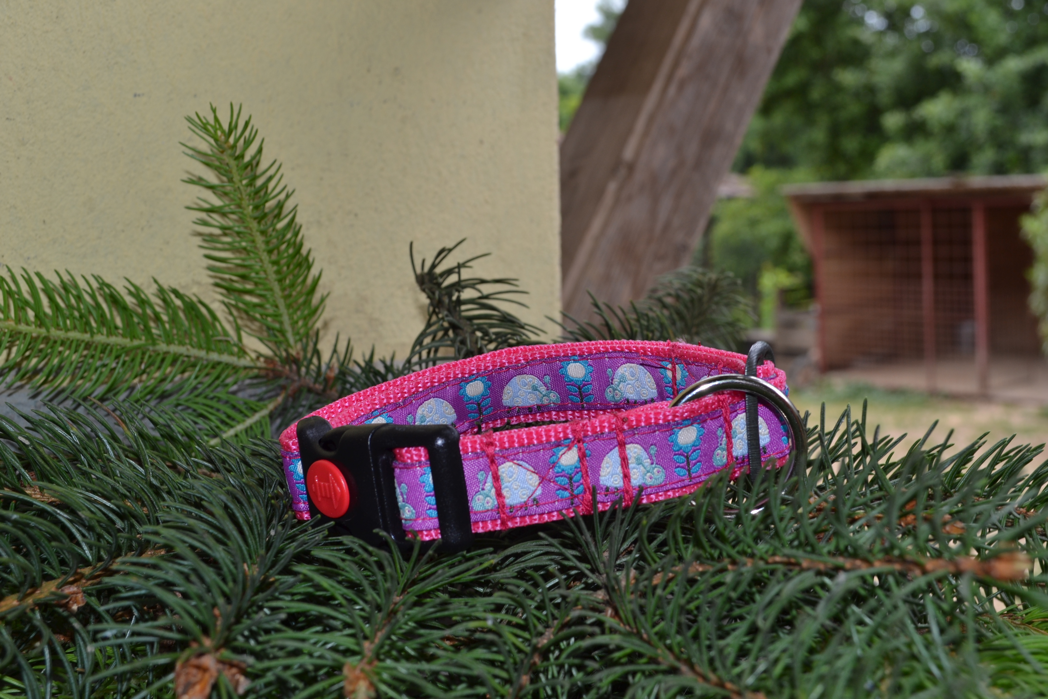 Pink collar with lilac design