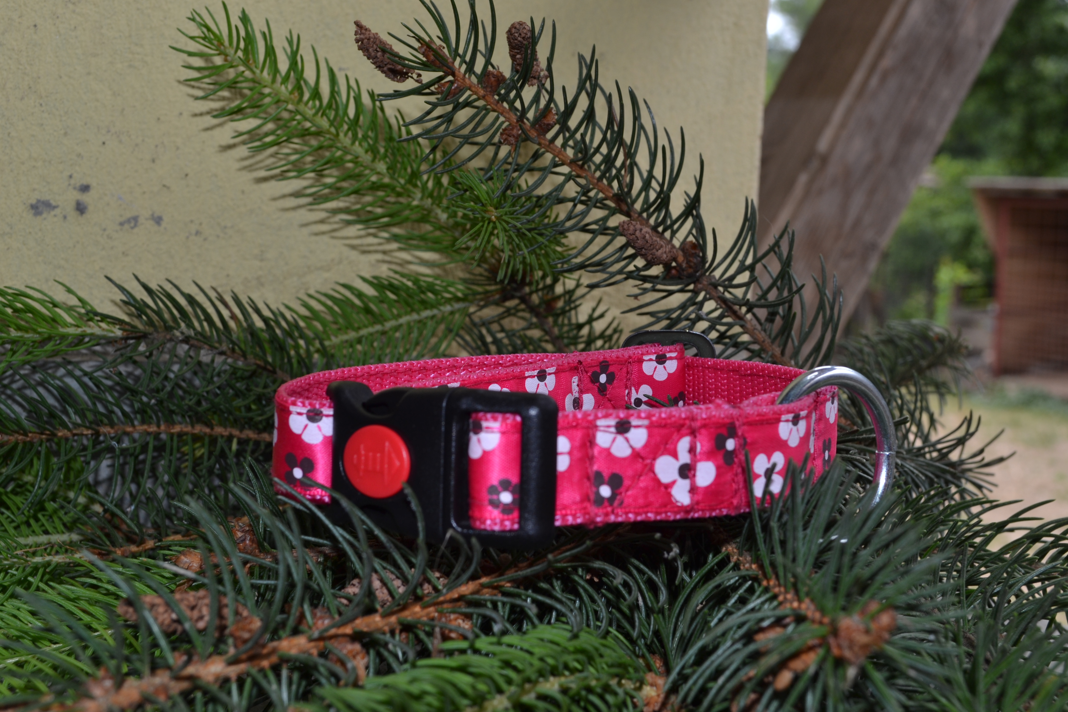 Pretty pink collar with safety-catch