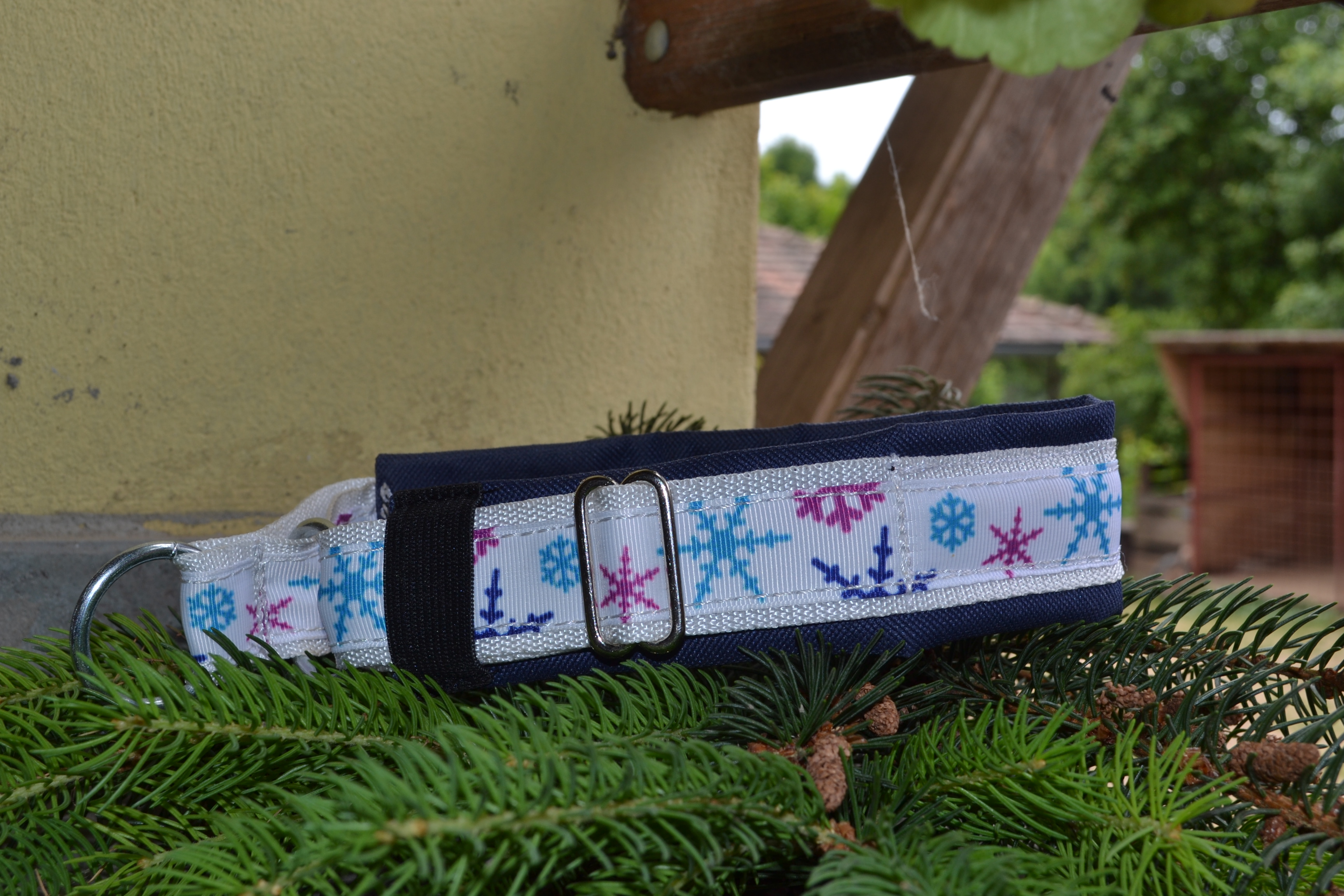 Padded collar with snowflake