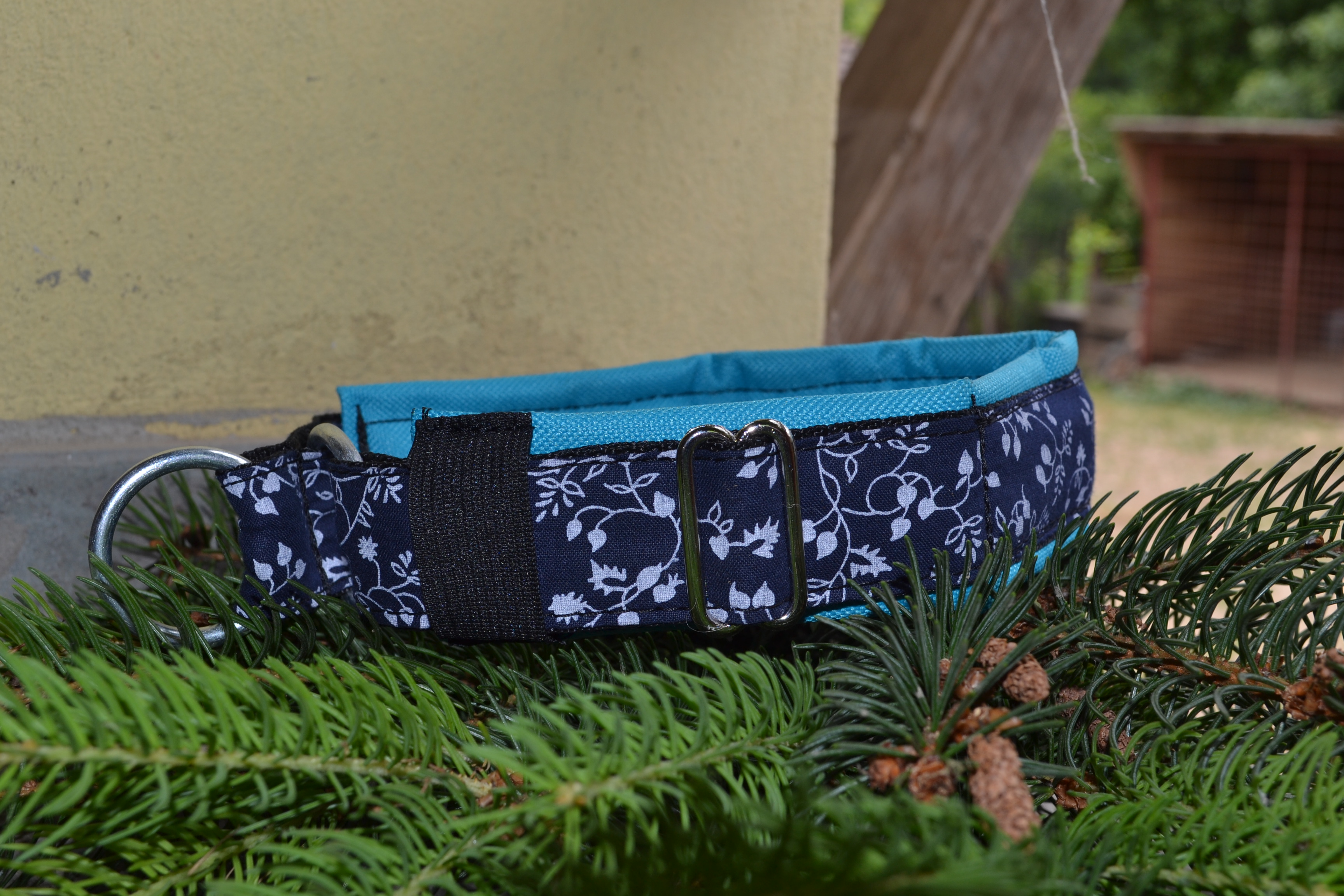 "kékfestő" padded collar (Kékfestő is the traditional Hungarian textile art of blue-dyeing)